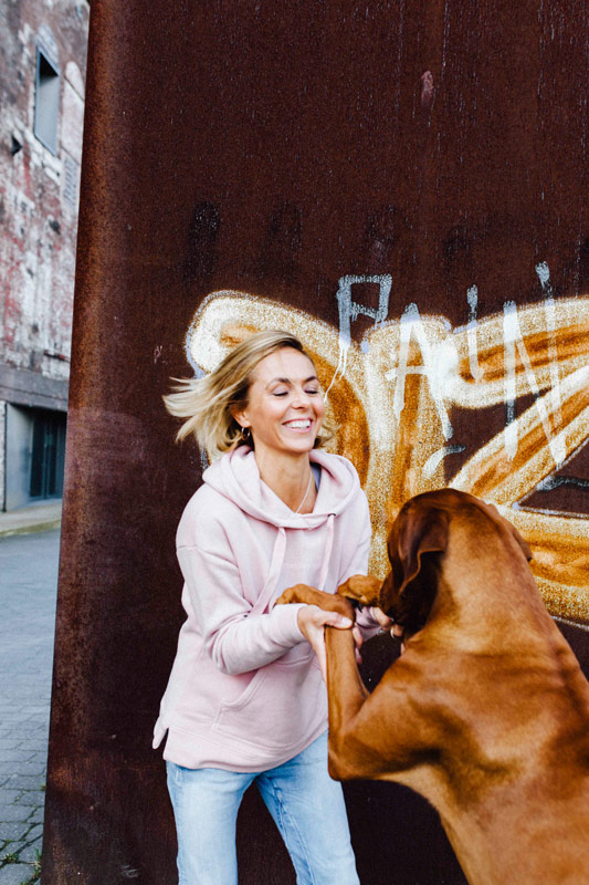 Nina Heidötting mit ihrem Ridgeback Reus